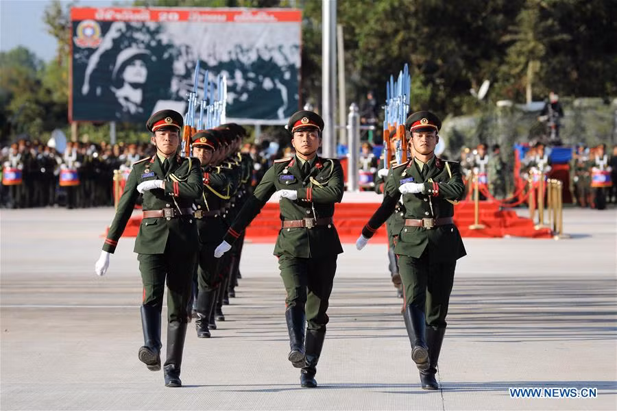 Mặc dù Lào vẫn sử dụng luật nghĩa vụ quân sự, theo đó các công dân nam hoàn toàn có thể ứng tuyển vào quân đội khi bước qua tuổi 17 và nghĩa vụ quân sự ngắn nhất là 18 tháng với Lục quân, Không quân và Hải quân có thể dài hơn. Nguồn ảnh: XH.