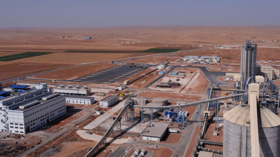 Tuy nhiên truyền thông Nga cũng cho biết, Mỹ dường như đã rút quân một cách vội vã khỏi căn cứ này, bỏ lại rất nhiều đồ đạc, tài liệu quan trọng nên buộc phải sử dụng giải pháp cuối là đánh bom để "dọn sạch" mọi tàn dư của căn cứ này. Nguồn ảnh: Radarmap.