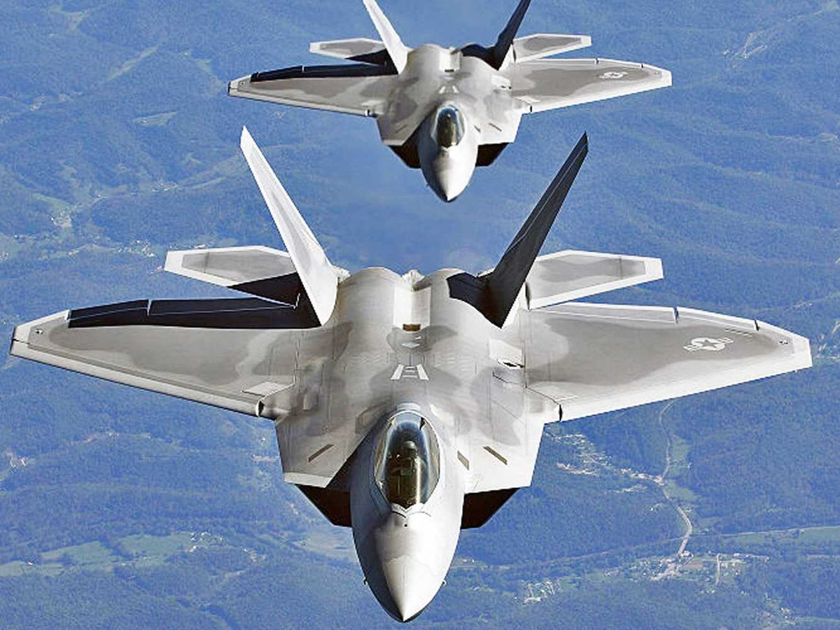 Tuy nhiên đó là với một vụ nổ ở "yên một chỗ", vậy liệu với âm thanh phát ra từ khối động cơ của chiếc phản lực - vốn dĩ sẽ có âm lượng rất lớn - liệu phi công có nghe thấy gì từ khoang lái? Nguồn ảnh: Pinterest.