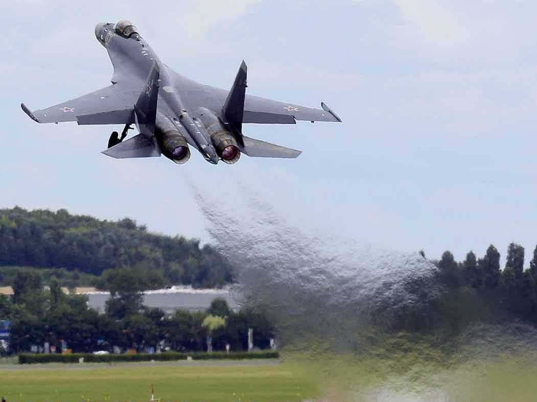 Chính vì việc tai phải chịu âm lượng cực lớn từ môi trường bên ngoài kèm theo đó là việc vẫn phải giữ liên lạc với mặt đất, khả năng thính lực của phi công phải cực kỳ tốt và đây cũng là một trong những yêu cầu cực kỳ khắt khe trong việc tuyển chọn phi công tiêm kích. Nguồn ảnh: Pinterest.