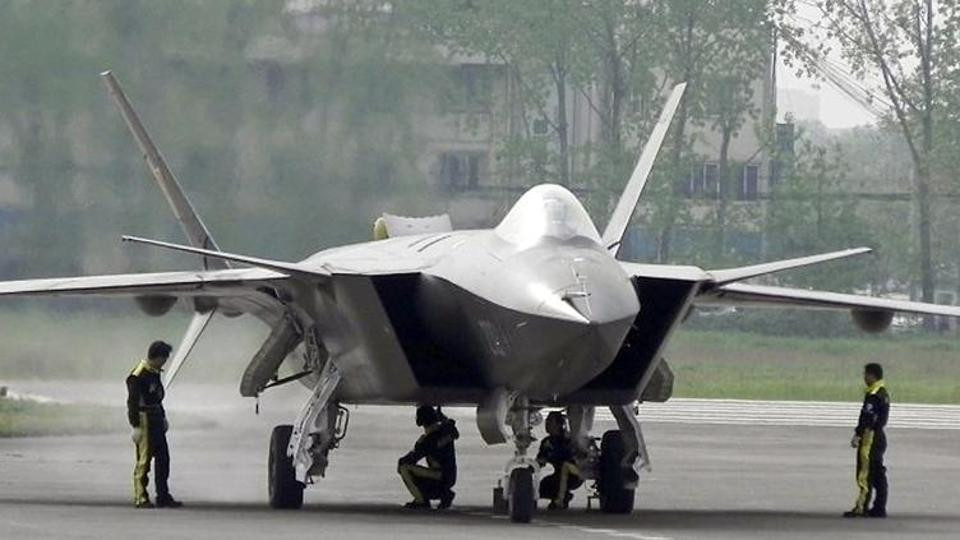 Các chuyên gia khẳng định, trong tương lai tỷ lệ tai nạn của Không quân Trung Quốc sẽ còn cao hơn nữa do chỉ thị tăng cường khả năng sẵn sàng chiến đấu từ trung ương khiến tần suât bay huấn luyện của lực lượng này tăng lên dày đặc. Nguồn ảnh: QQ.