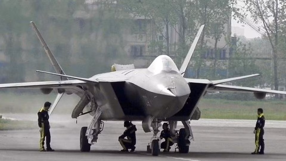 Các chuyên gia khẳng định, trong tương lai tỷ lệ tai nạn của Không quân Trung Quốc sẽ còn cao hơn nữa do chỉ thị tăng cường khả năng sẵn sàng chiến đấu từ trung ương khiến tần suât bay huấn luyện của lực lượng này tăng lên dày đặc. Nguồn ảnh: QQ.