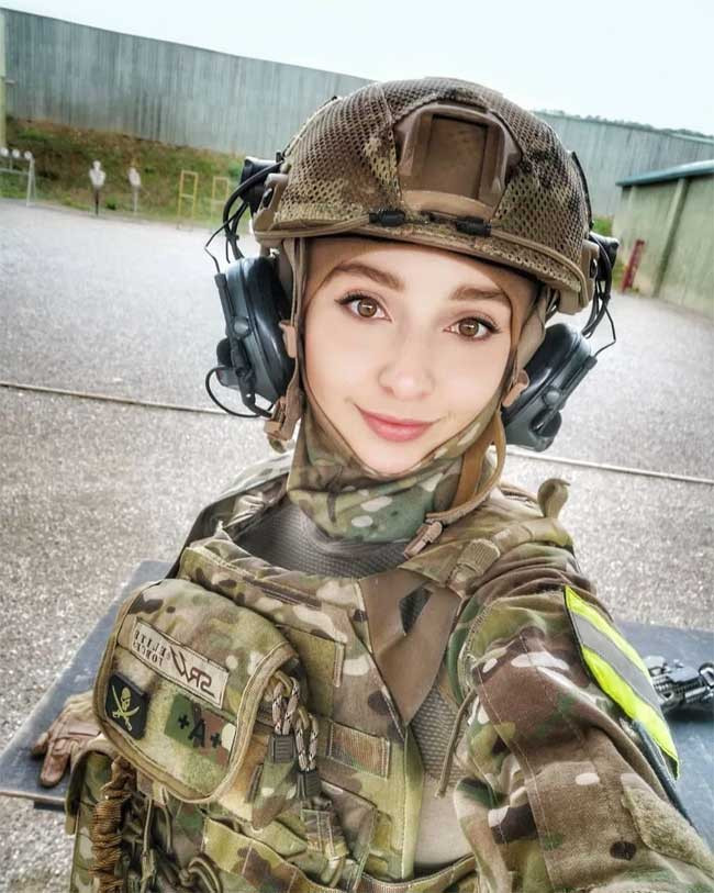 Đời thường hẳn nhiên những cô gái này đã rất xinh đẹp...