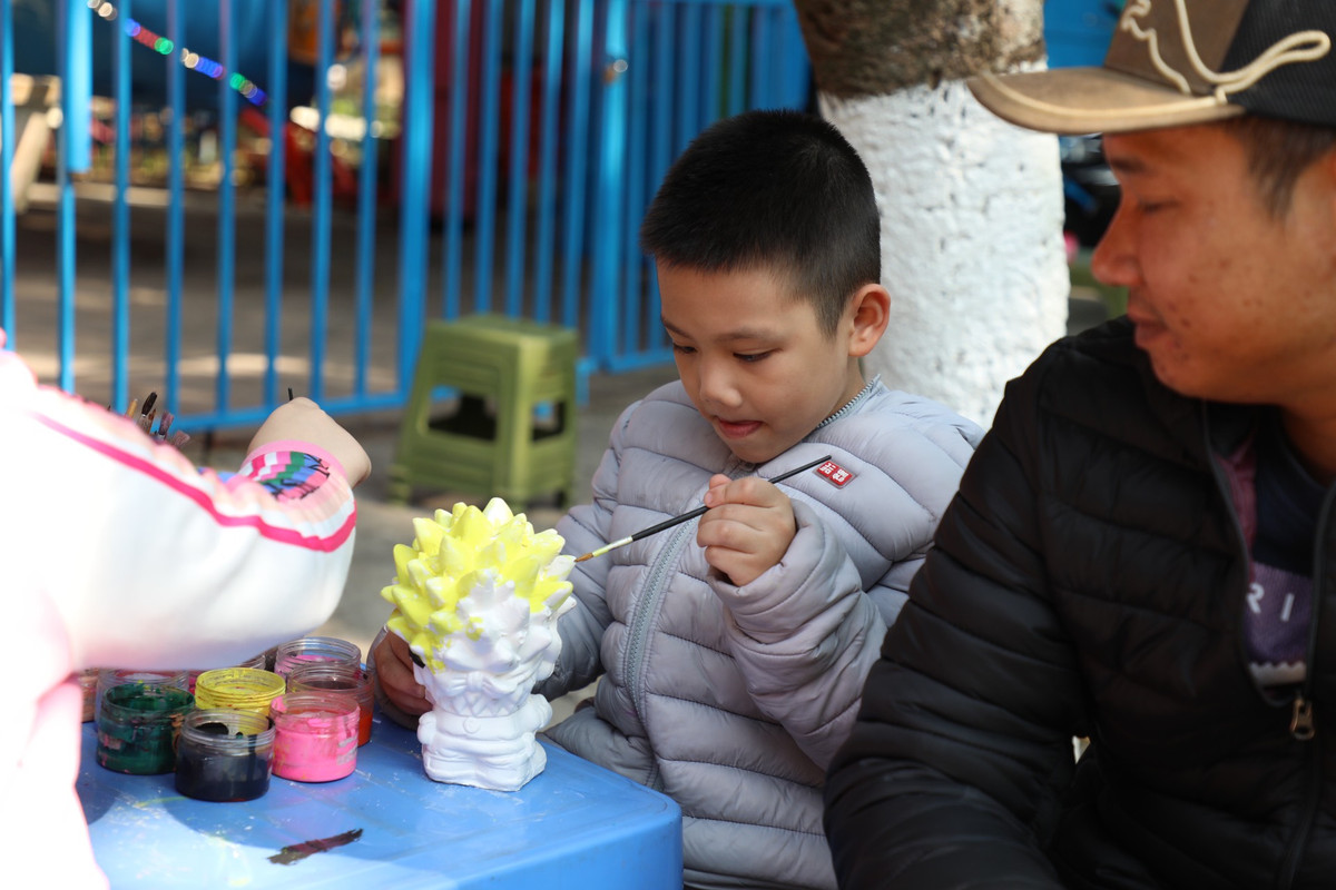 Anh Nguyễn Hoàng Nam (Thanh Xuân, Hà Nội) cho biết: "Hôm nay là ngày đầu năm mới và cũng là ngày đầu nghỉ lễ nên tôi đã dẫn cháu đến công viên Thủ Lệ chơi theo đúng như lời tôi đã hứa với con."