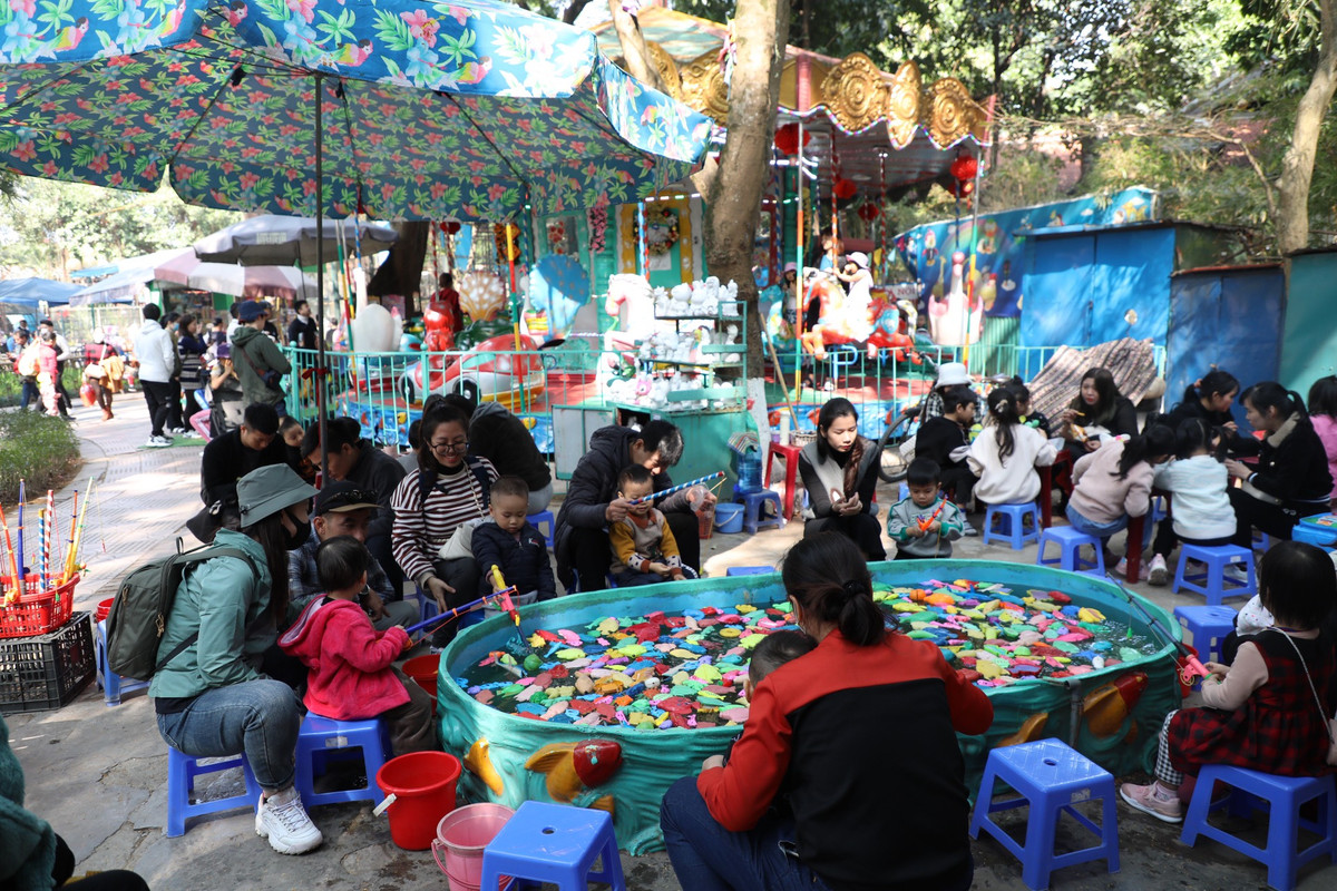 Các khu vực vui chơi gần như kín người.