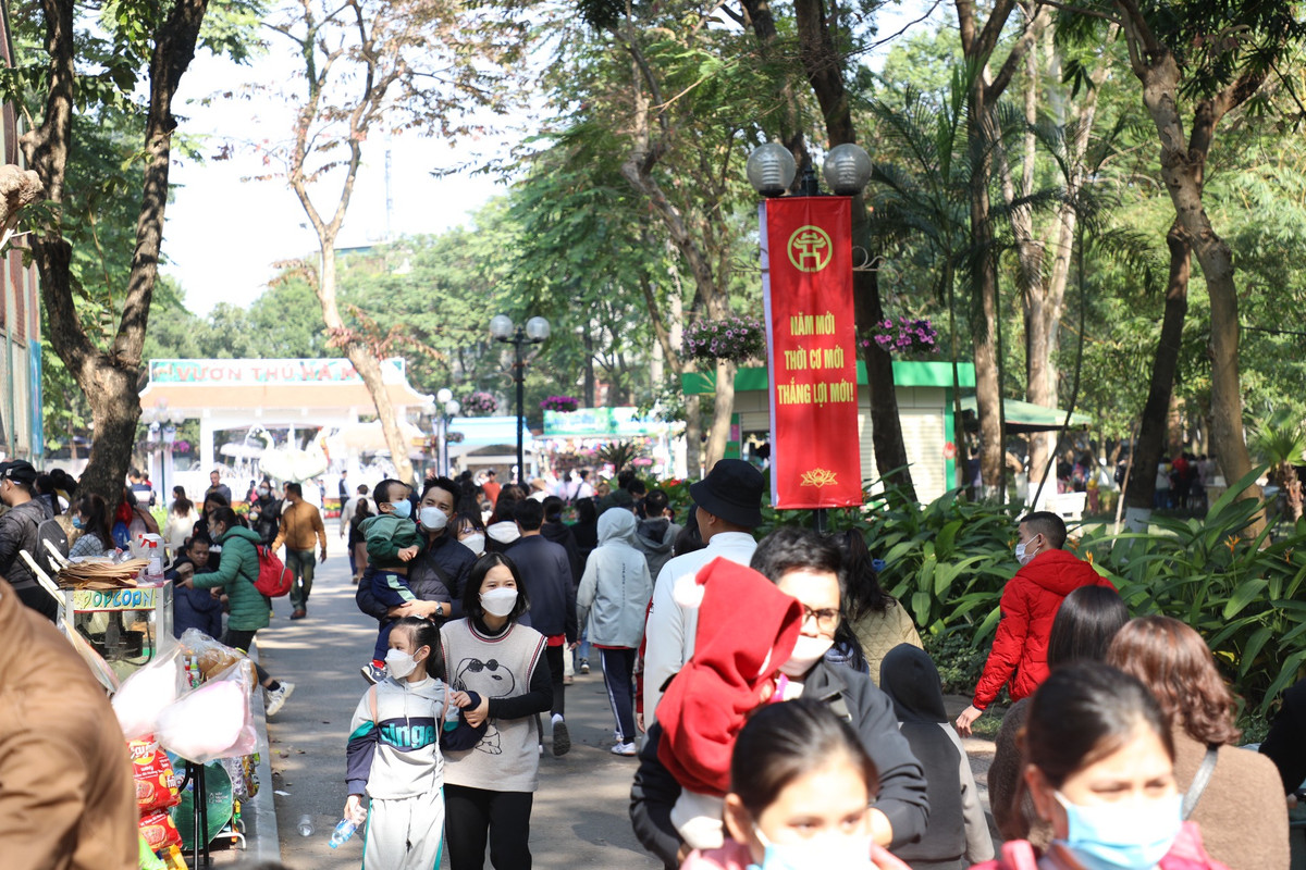 Mọi con đường trong công viên chật kín người đi lại.