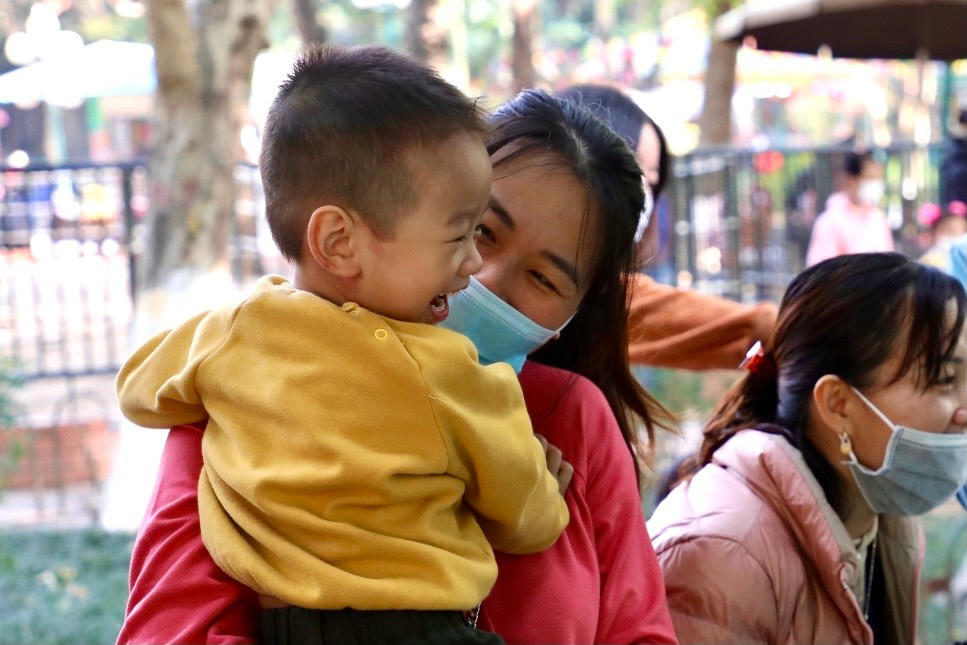 Trẻ em tỏ ra vui sướng với những con vật mà thường ngày chỉ được thấy trên điện thoại hay tivi.