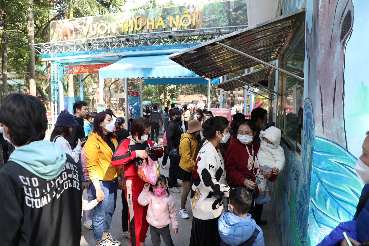 Người dân xếp hàng dài chờ mua vé vào cổng. Giá vé người lớn (> 1.3m): 30.000 đồng/người, trẻ em (<=1.3m): 20.000 đồng/người.