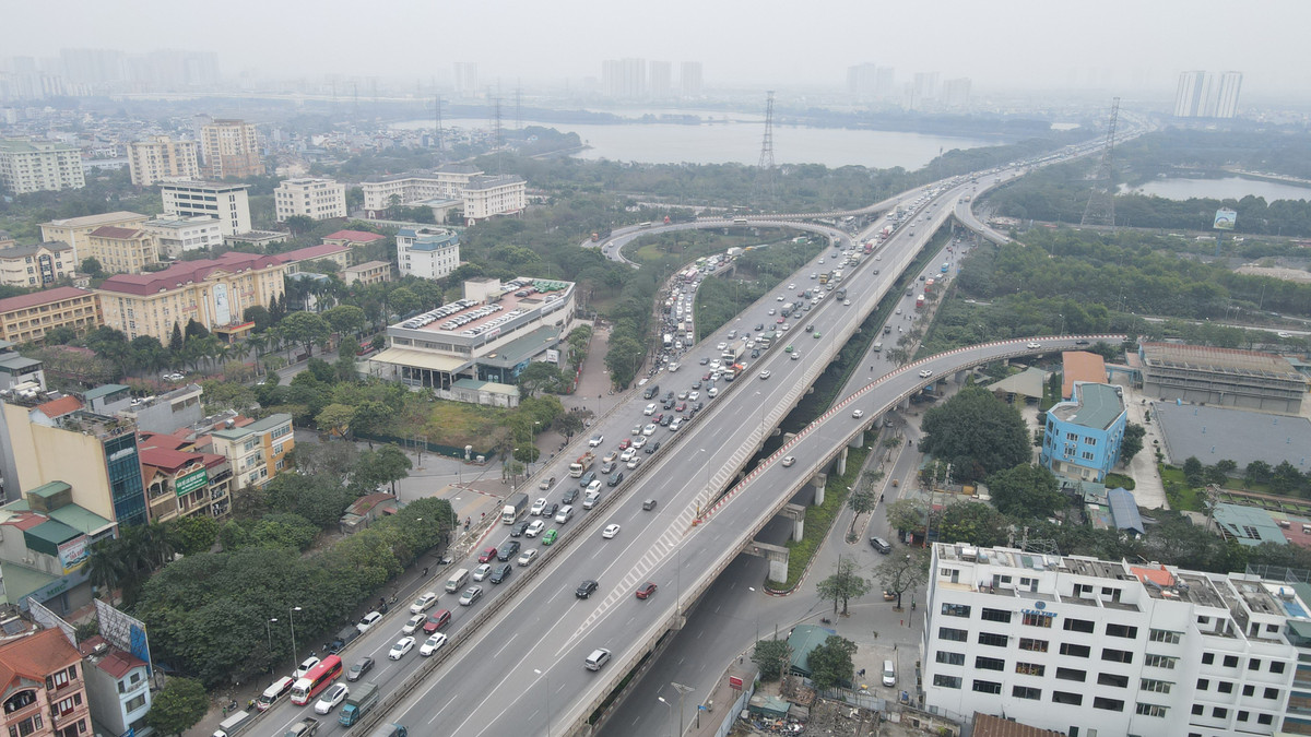 Hàng nghìn ô tô nối đuôi nhau nhích từng tí một.