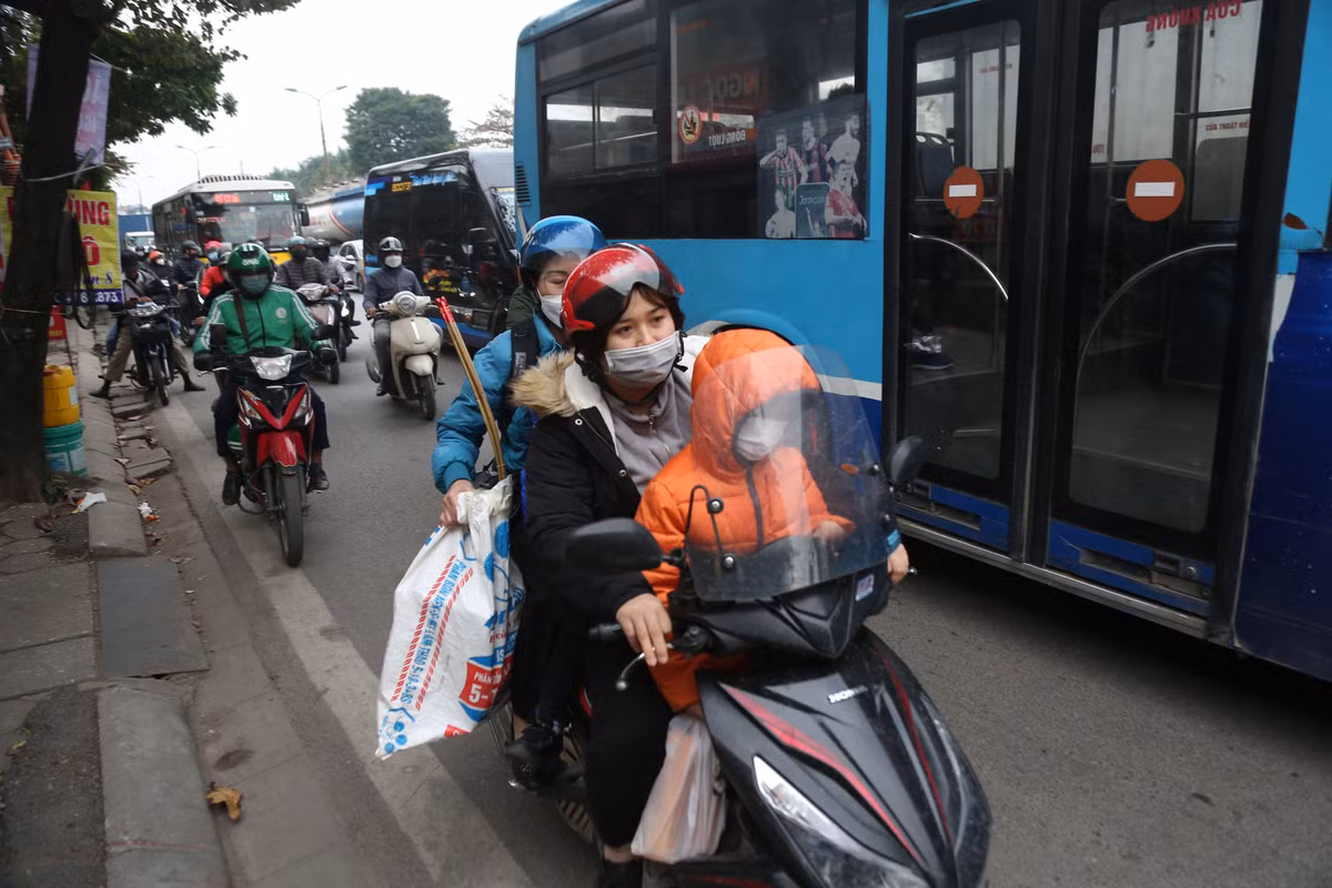 Một gia đình trở lại Hà Nội bằng xe máy sau kỳ nghỉ dài 3 ngày.