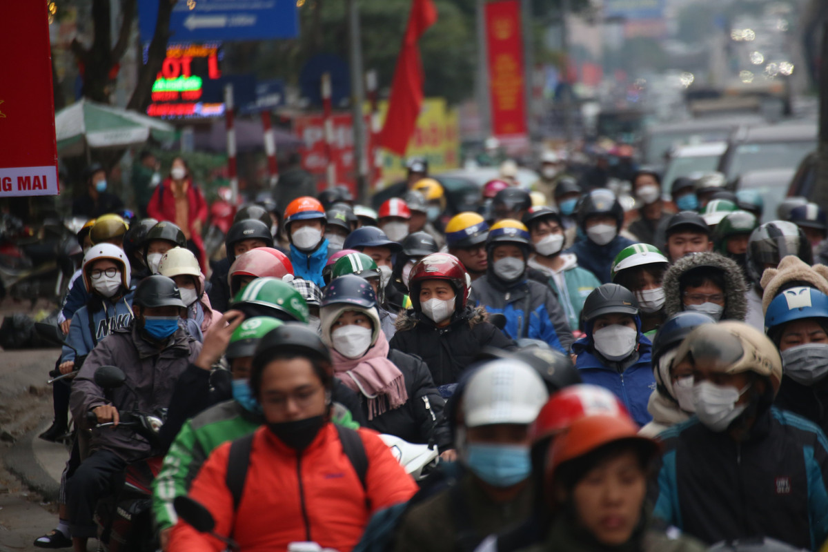 Hàng nghìn phương tiện đổ về đường Nguyễn Xiển.