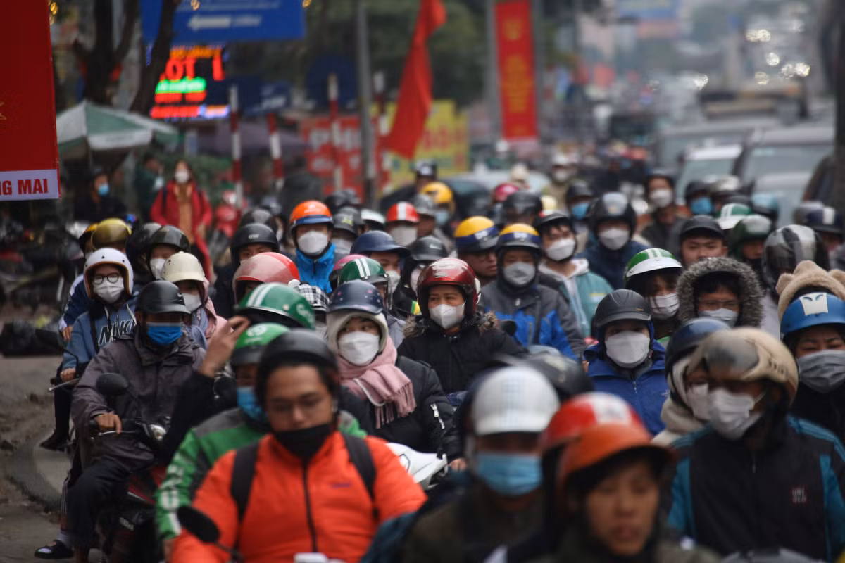 Hàng nghìn phương tiện đổ về đường Nguyễn Xiển.