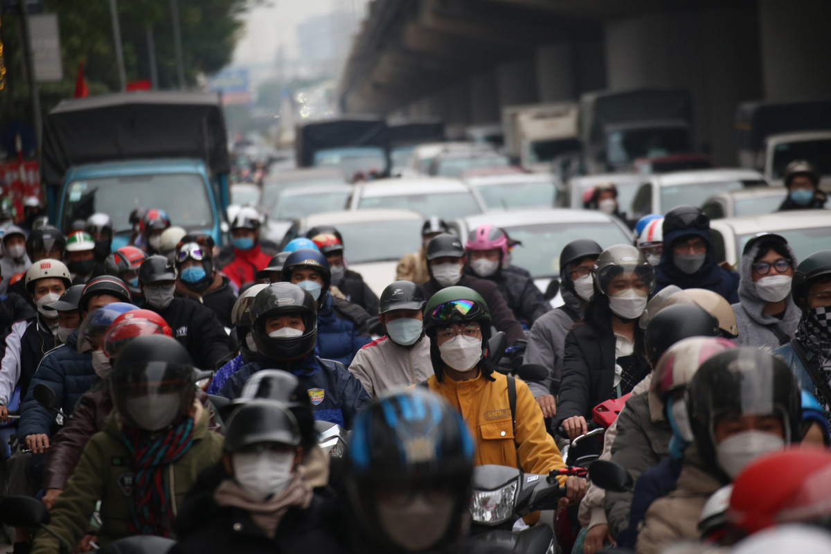 Trên QL1A cũ, tình trạng ùn tắc diễn ra nhiều giờ đồng hồ.