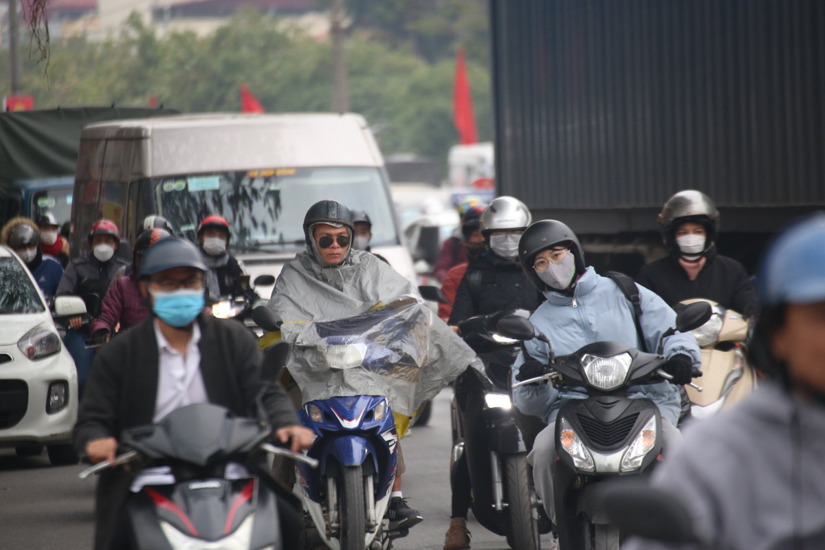 Nhiều người phải mặc áo mưa khi di chuyển quãng đường dài.