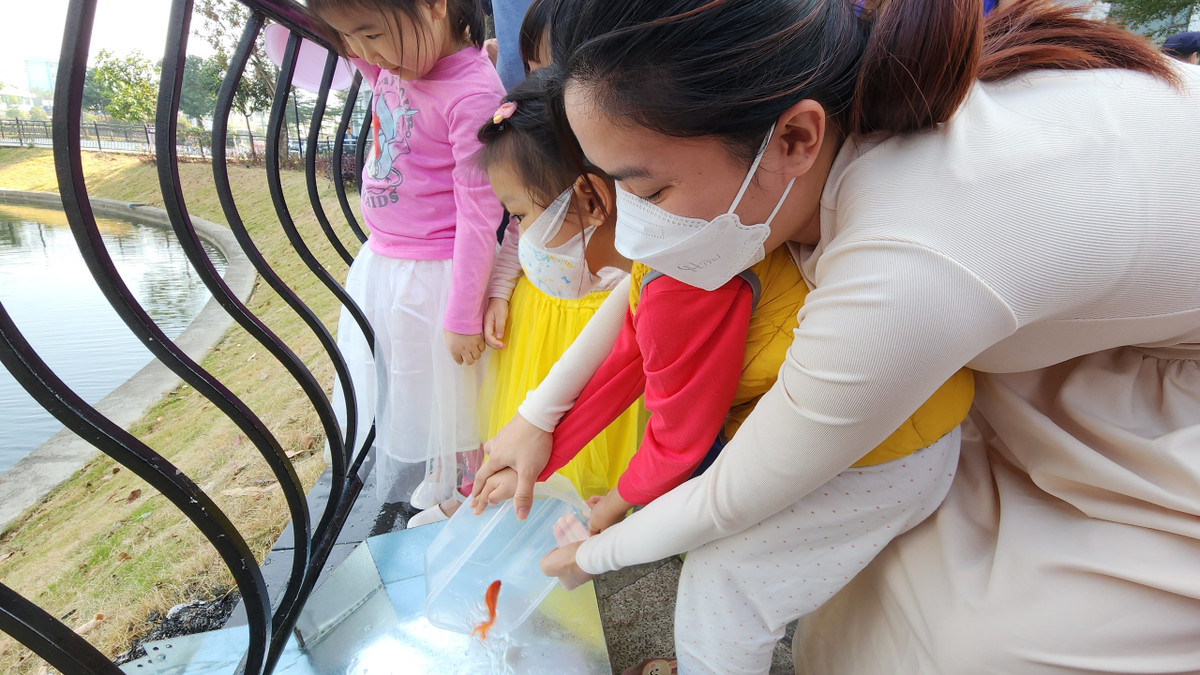 Sáng 14/1 (tức ngày 23 tháng Chạp - Tết ông Công ông Táo), nhiều phụ huynh đưa các con nhỏ cùng đi t hả cá Chép để tiễn ông Táo chầu trời ngày cuối năm.