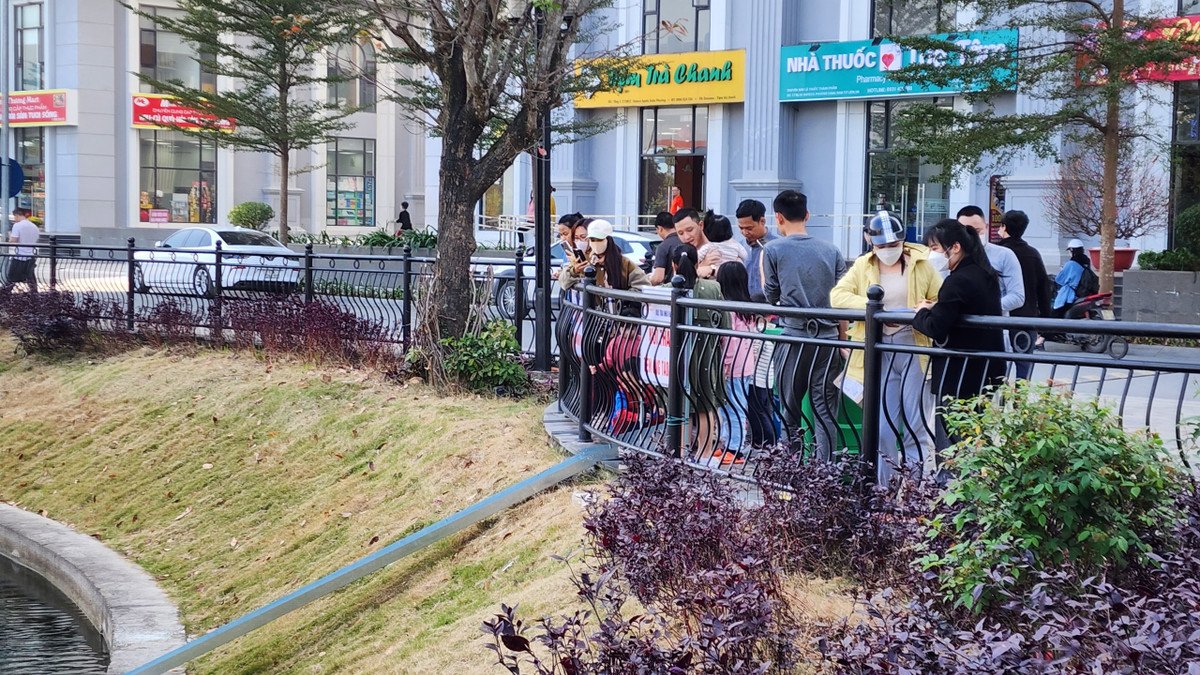 Rất đông người dân tìm đến địa điểm hồ của chung cư Hateco Apollo để thả cá.