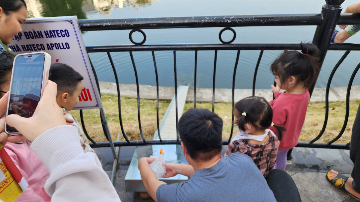 Nhân dịp Tết ông Táo và xuân Quý Mão, Báo Tri thức và Cuộc sống chúc các độc giả hạnh phúc, bình an và vạn sự may mắn.