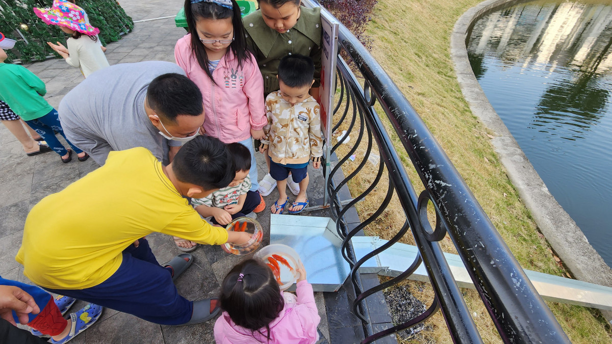 Mỗi lần được thả cá là mỗi lần được trải nhiệm với văn hóa truyền thống Việt Nam của các em nhỏ.