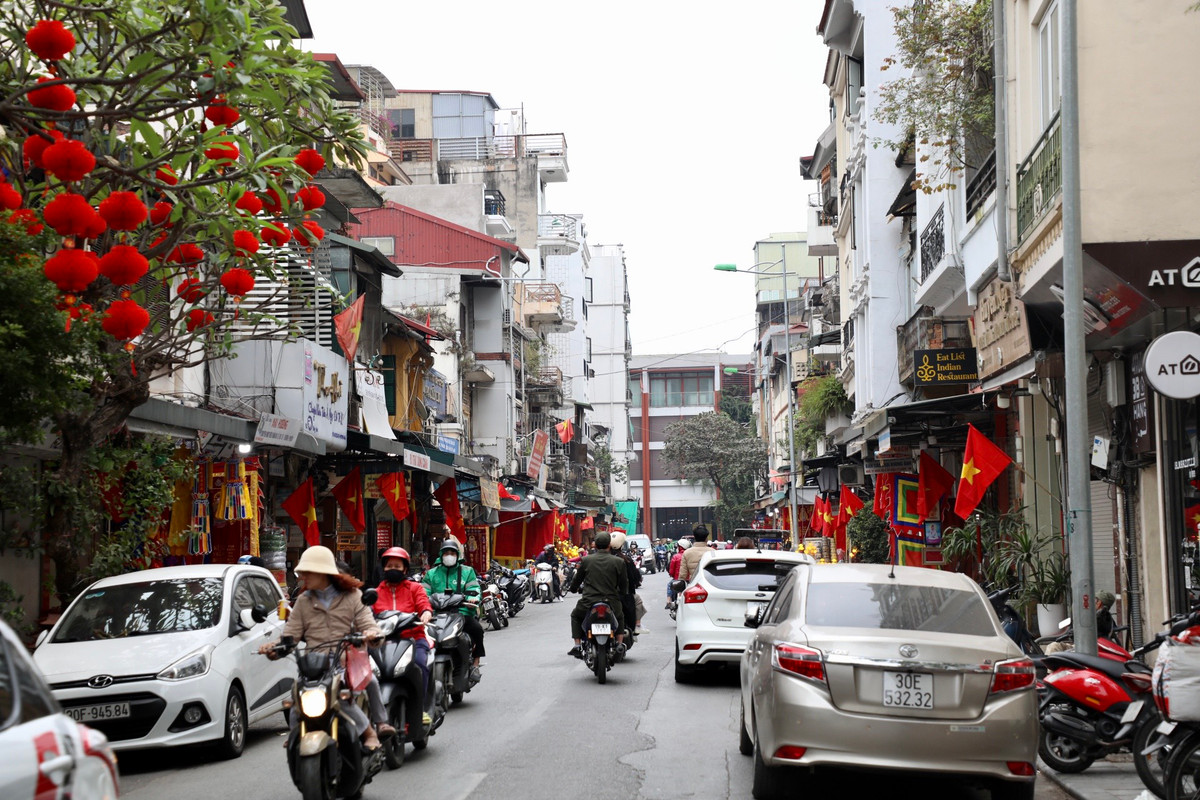 Phố phường Hà Nội “nhuộm” sắc đỏ với lá cờ Tổ quốc.