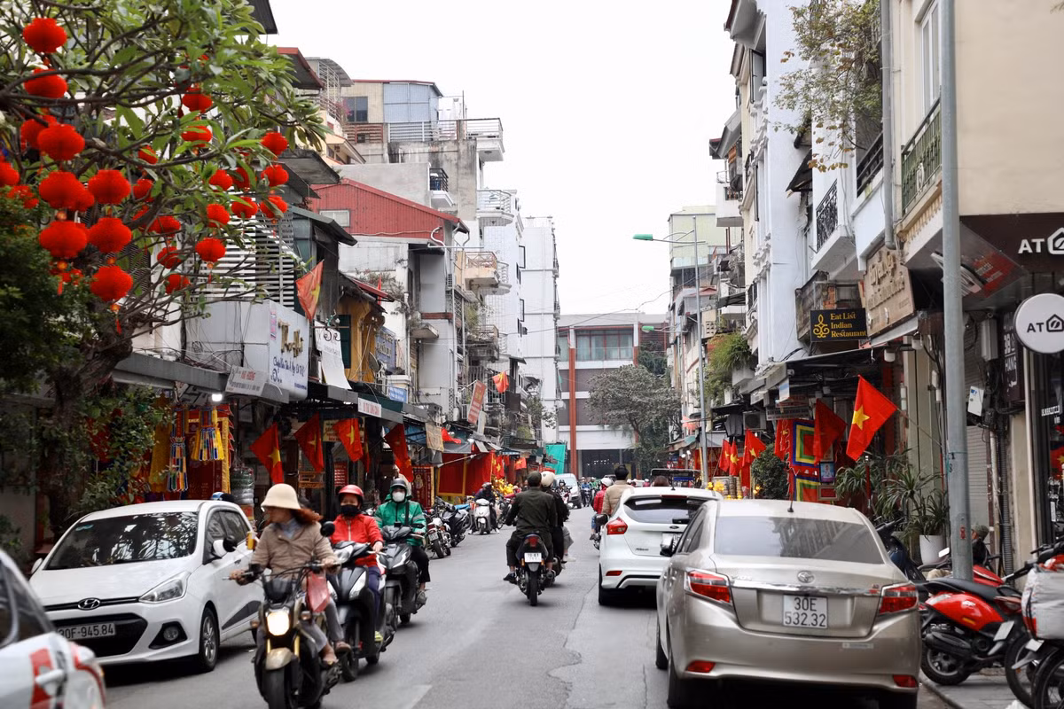 Phố phường Hà Nội “nhuộm” sắc đỏ với lá cờ Tổ quốc.