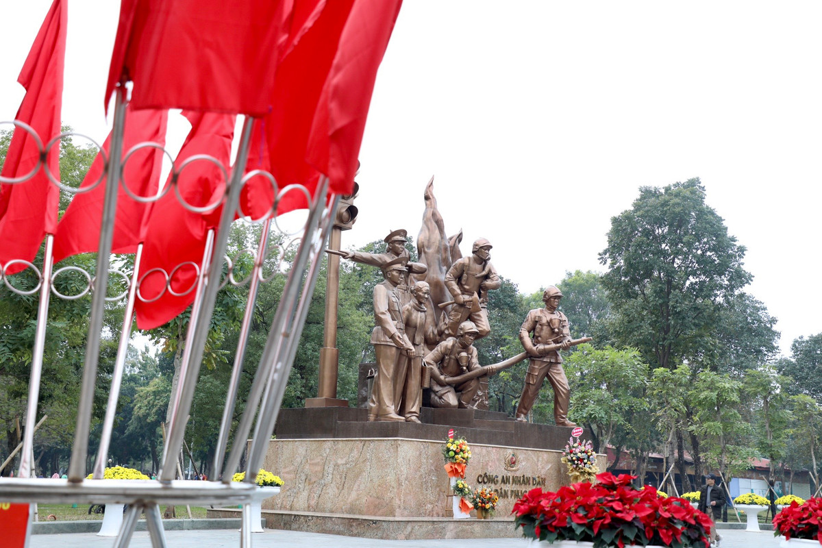 Tượng đài Công an Nhân dân vì dân phục vụ (Trần Nhân Tông, Hai Bà Trưng) rực rỡ cờ và hoa.