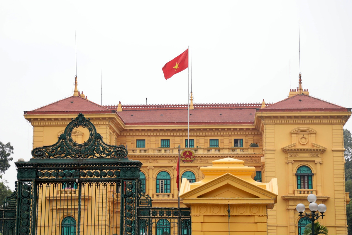 Cờ đỏ sao vàng tung bay trên nóc Phủ Chủ tịch.