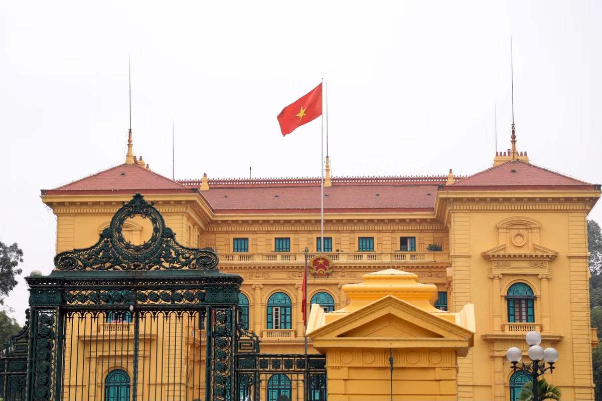 Cờ đỏ sao vàng tung bay trên nóc Phủ Chủ tịch.