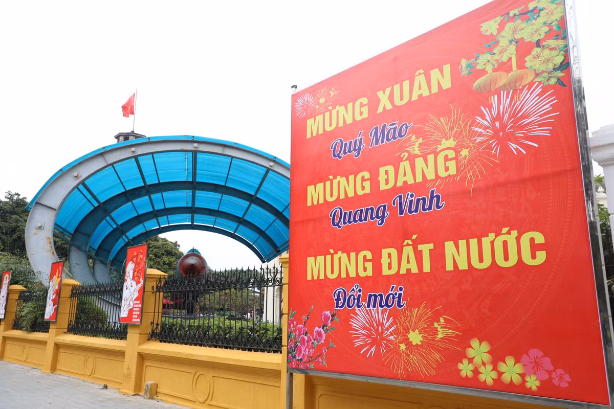 Tấm pano cỡ lớn chào mừng xuân Quý Mão 2023 được treo trước cổng Bảo tàng Lịch sử Quân sự Việt Nam (Điện Biên Phủ, Ba Đình).