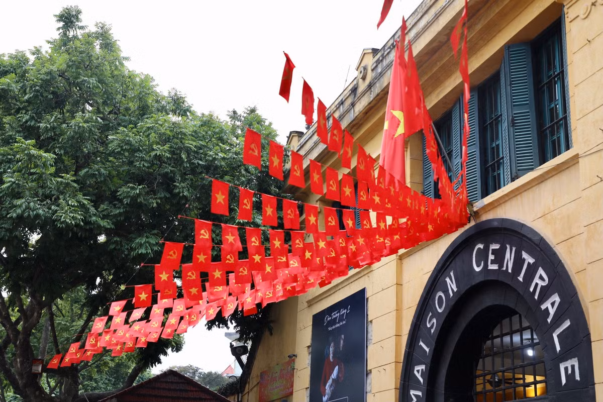 Hàng trăm lá cờ đỏ được treo trước cổng Di tích nhà thù Hoả Lò.