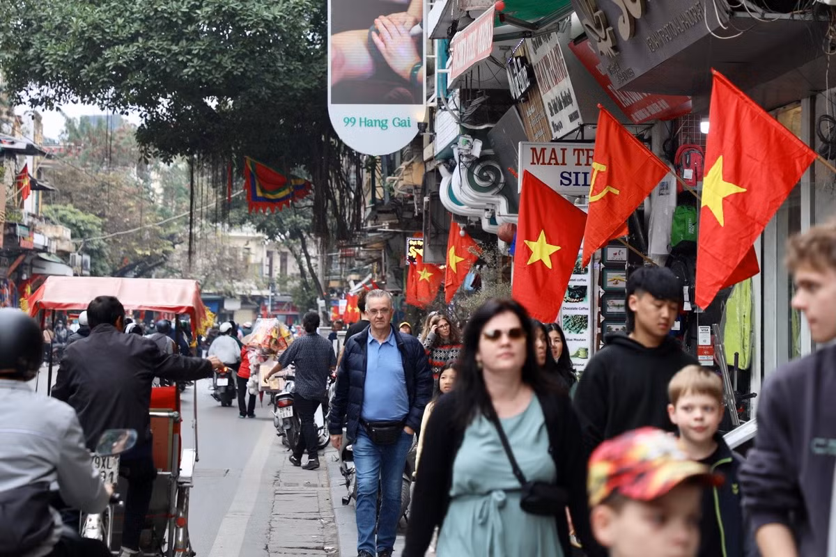 Phố Hàng Gai (Hoàn Kiếm, Hà Nội) rực rỡ với sắc cờ đỏ sao vàng.