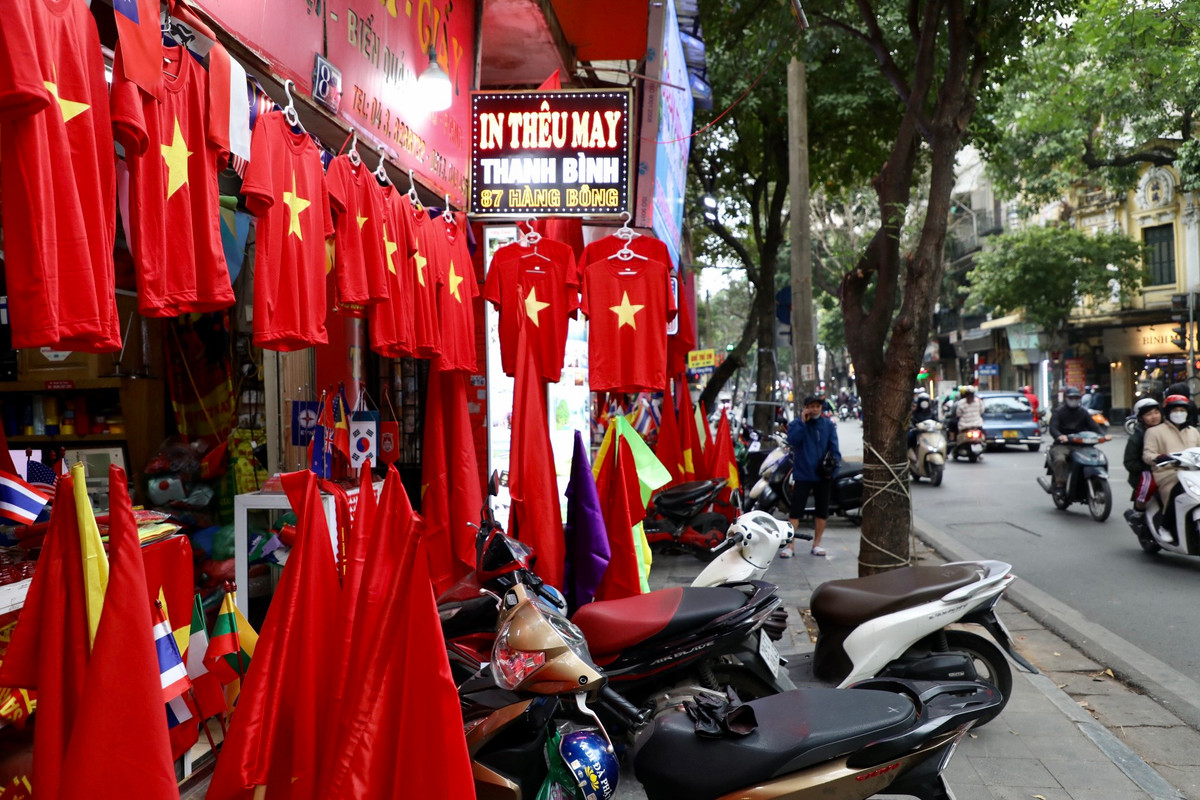 Tại một số cửa hàng trên đường Hàng Bông (Hoàn Kiếm) bày bán áo, cờ đỏ sao vàng.