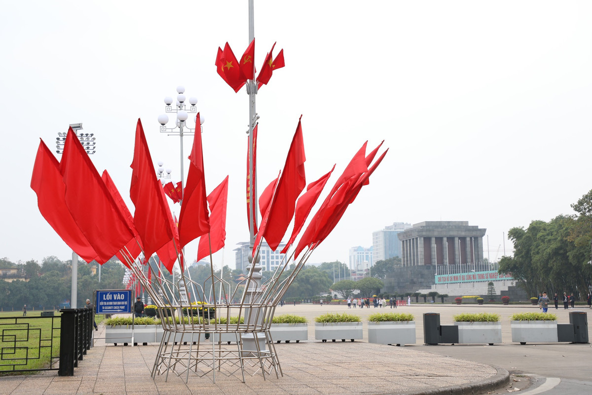 Khu vực Quảng trường Ba Đình lịch sử cờ hoa tung bay phấp phới.
