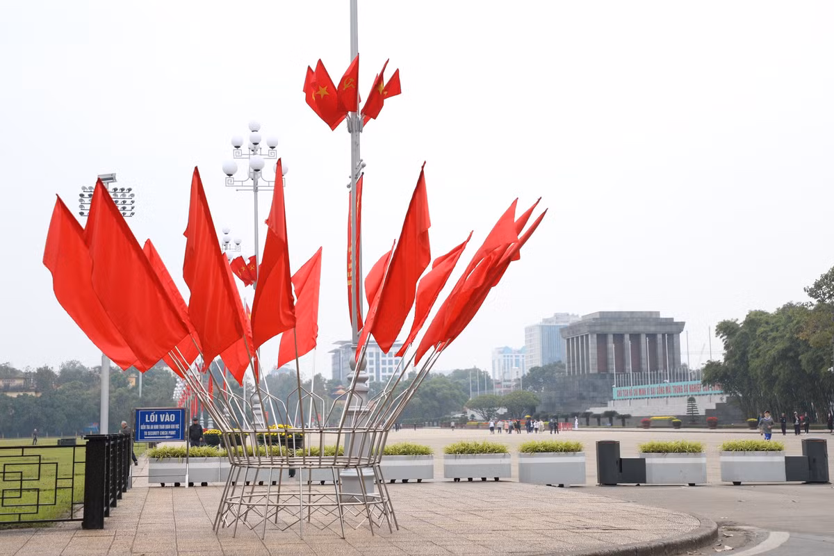 Khu vực Quảng trường Ba Đình lịch sử cờ hoa tung bay phấp phới.