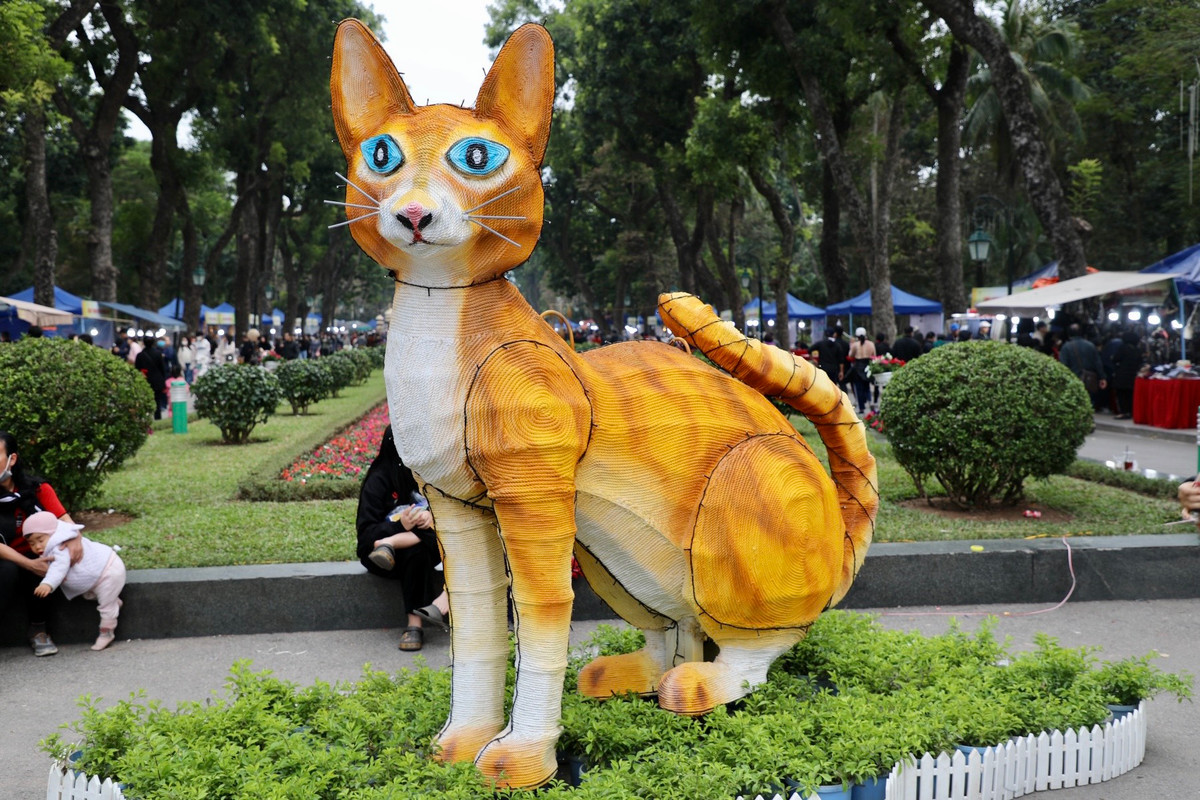 Linh vật Mèo mừng xuân Quý Mão 2023 được xây dựng tại Công viên Thống Nhất.