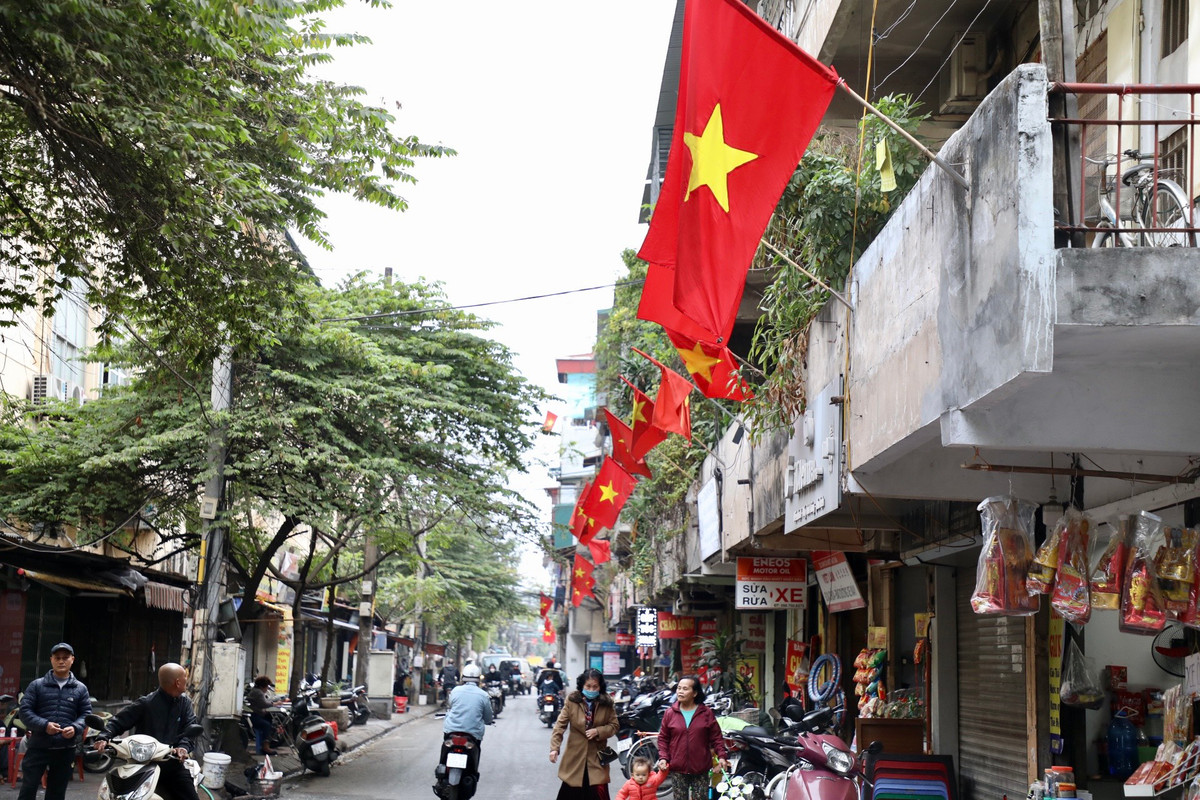 Tại đường Trần Quý Cáp (Đống Đa) nhà nhà treo cờ trong niềm phấn khởi chờ đón Tết Nguyên đán.