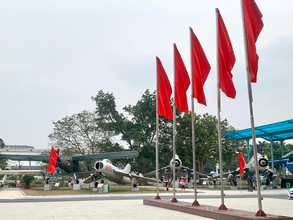 Phía trong Bảo tàng Phòng không – Không quân (Trường Chinh, Thanh Xuân) cũng rực rỡ sắc đỏ.