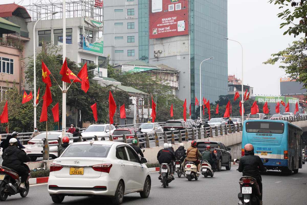 Trên dọc các tuyến phố trên địa bàn Hà Nội được trang hoàng rực rỡ cờ Đảng, cờ Tổ quốc, băng rôn, áp phích… chào đón Tết Nguyên đán Quý Mão 2023.