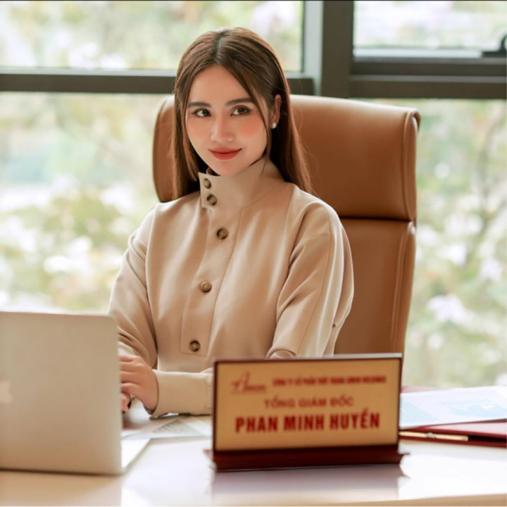 Tự mình vượt qua giai đoạn hậu ly hôn, Huyền Lizzie tái xuất với nhiều dự án phim truyền hình được khán giả yêu mến, đồng thời chú trọng kinh doanh, có công ty riêng.