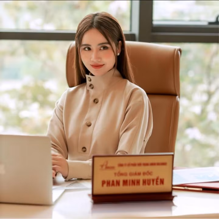 Tự mình vượt qua giai đoạn hậu ly hôn, Huyền Lizzie tái xuất với nhiều dự án phim truyền hình được khán giả yêu mến, đồng thời chú trọng kinh doanh, có công ty riêng.