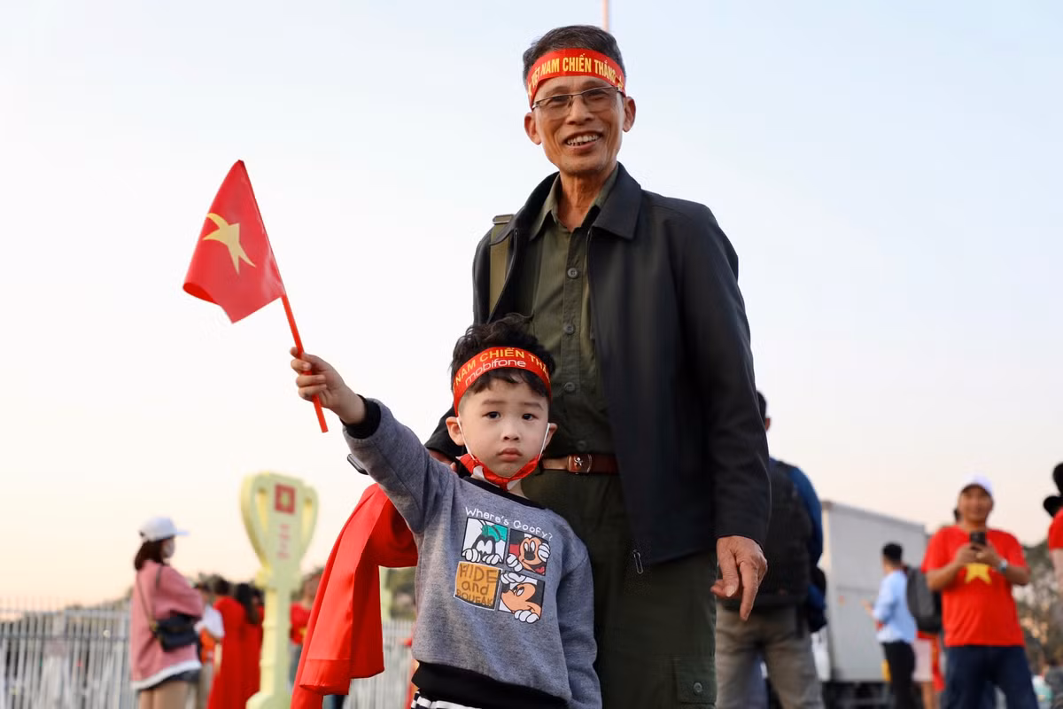 Ông Nguyễn Thế Thưởng (66 tuổi, Nam Đinh) cùng cháu nội 5 tuổi đã bắt xe khách lên Hà Nội để cổ vũ cho đội tuyển Việt Nam, ông cho biết: "Trận chung kết này chỉ cần đội tuyển Việt Nam chơi với đúng tinh thần thì sẽ giành chức vô địch. Tôi dự đoán tỉ số 2-1 nghiêng về tuyển Việt Nam.”