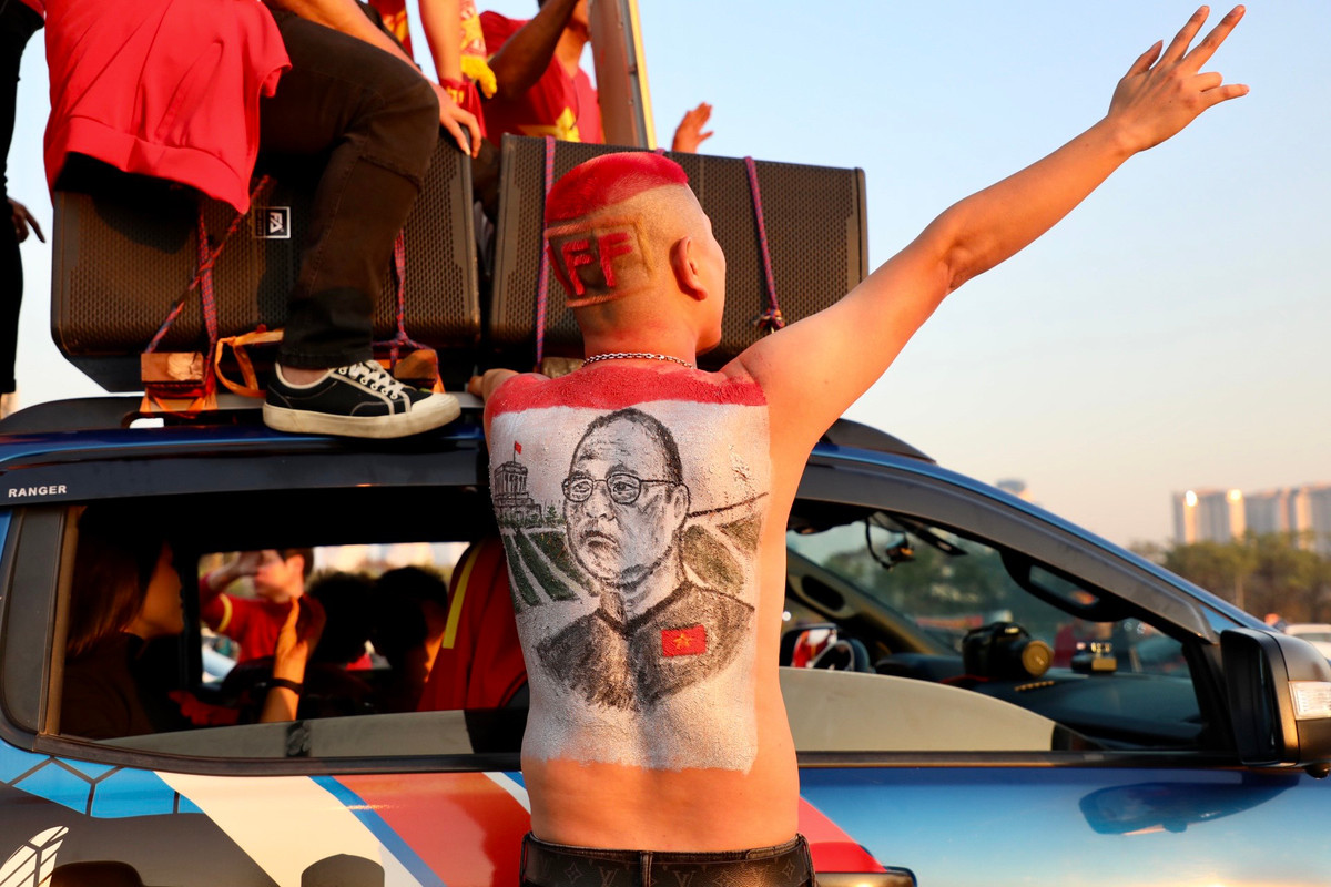 Một cổ động viên cuồng nhiệt với kiểu tóc hình lá cờ Tổ quốc và lưng hoạ tiết hình huấn luyện viên Park Hang Seo.