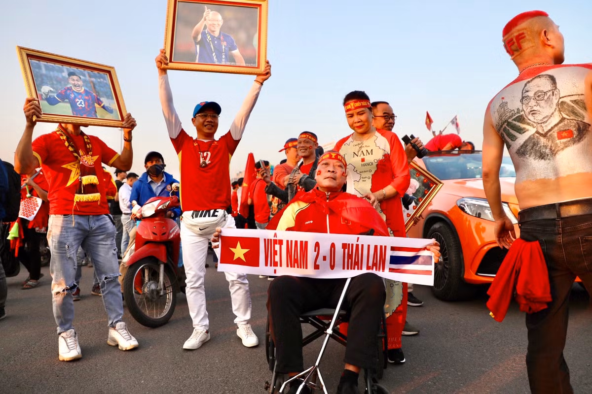 Hầu hết các cổ động viên đều tự tin dự đoán Việt Nam sẽ vô địch AFF Cup 2022. Ông Đinh Anh Tuấn (Sóc Sơn) dù bị tai nạn gãy cột sống gần 10 năm nhưng với chiếc xe lăn ông đã có mặt tại sân vận động Mỹ Đình từ sớm: “Tôi rất hi vọng vào đội tuyển Việt Nam lần này sẽ chiến thắng trước Thái Lan. Trong trận chung kết chúng ta phải quyết tâm, cố gắng bằng hết khả năng để giành được chiếc cúp vô địch".