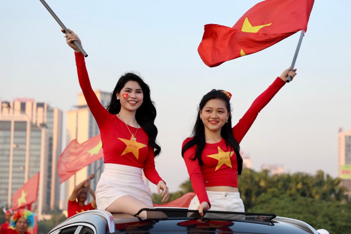 Các cổ động viên cổ vũ nhiệt tình cho đội tuyển Việt Nam.