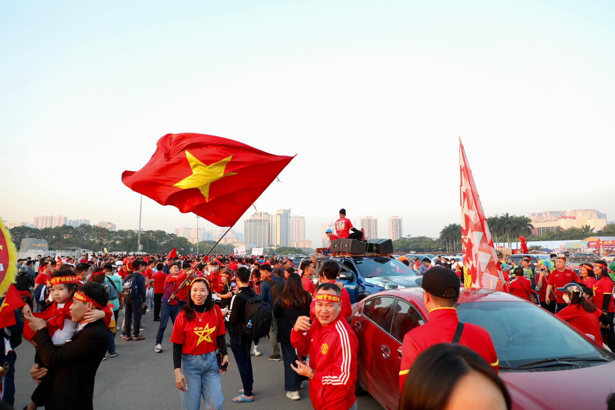 Càng đến gần giờ thi đấu, các cổ động viên đổ về càng đông khiến khu vực xung quanh sân vận động có lúc bị ùn tắc. 