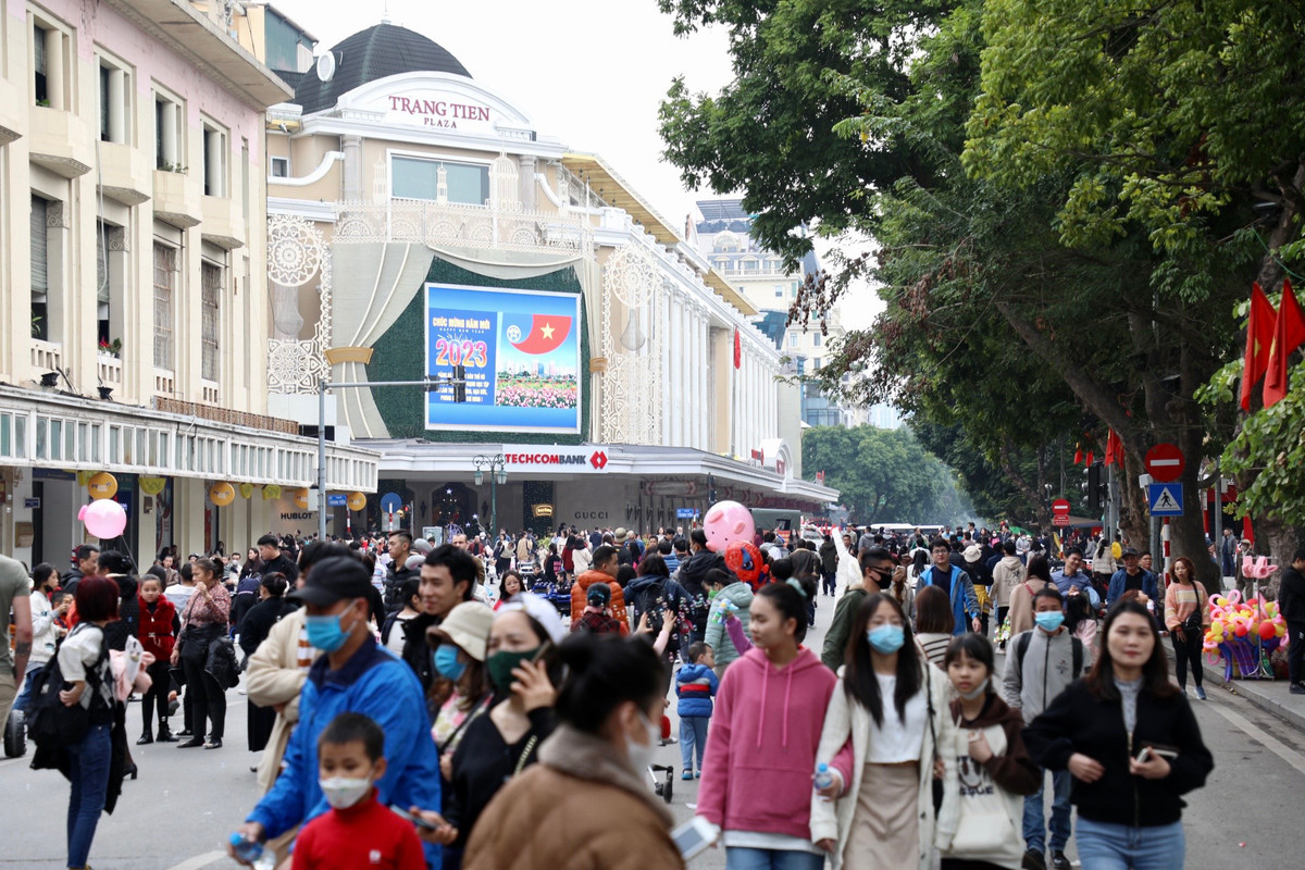 Theo ghi nhận của PV, ngày nghỉ Tết Dương lịch đầu tiên (1/1/2023), các tuyến đường quanh khu vực phố đi bộ Hồ Gươm luôn trong tình trạng đông đúc, nhộn nhịp cùng cách hoạt động vui chơi, giải trí đặc sắc.