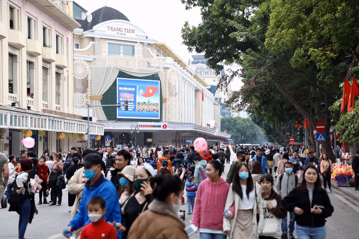 Theo ghi nhận của PV, ngày nghỉ Tết Dương lịch đầu tiên (1/1/2023), các tuyến đường quanh khu vực phố đi bộ Hồ Gươm luôn trong tình trạng đông đúc, nhộn nhịp cùng cách hoạt động vui chơi, giải trí đặc sắc.