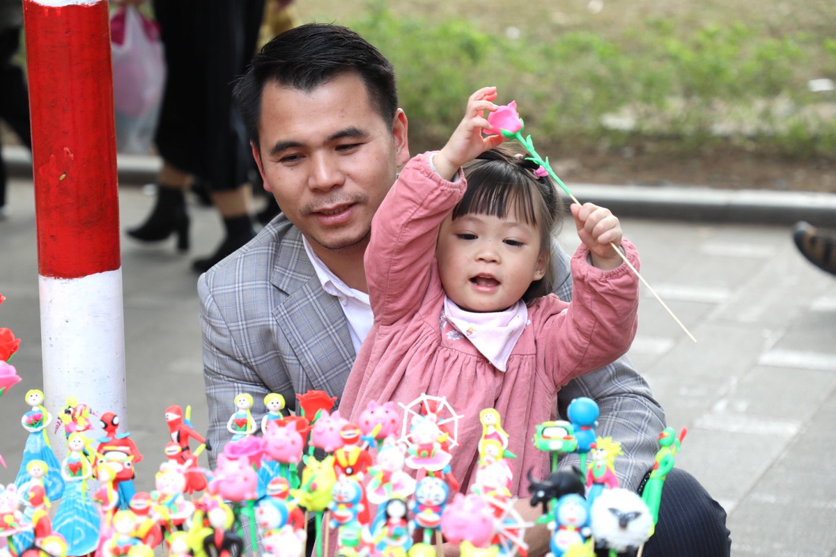 Anh Đặng Đình Toàn (36 tuổi, Hà Nội) chia sẻ: "Ngày đầu nghỉ lễ tôi đưa con gái lên phố đi bộ Hồ Gươm du xuân đầu năm. Không khí ngày đầu năm mới ở đây rất nhộn nhịp, không chỉ con gái mà tôi cũng cảm thấy rất hào hứng."