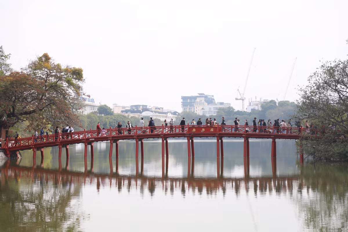 Cầu Thê Húc dẫn ra hòn đảo nhỏ nơi có đền Ngọc Sơn luôn là điểm check in lý tưởng với mỗi du khách.