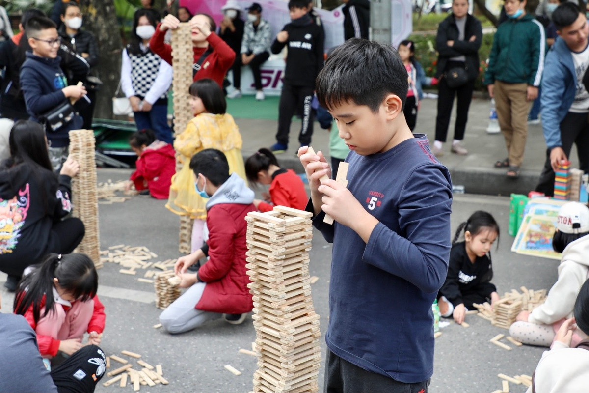 Trò chơi xếp gỗ thu hút đông đảo cả người lớn và trẻ nhỏ.