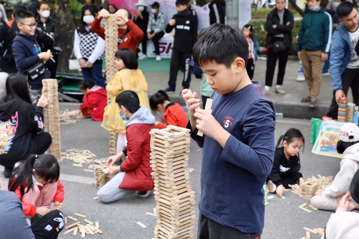 Trò chơi xếp gỗ thu hút đông đảo cả người lớn và trẻ nhỏ.